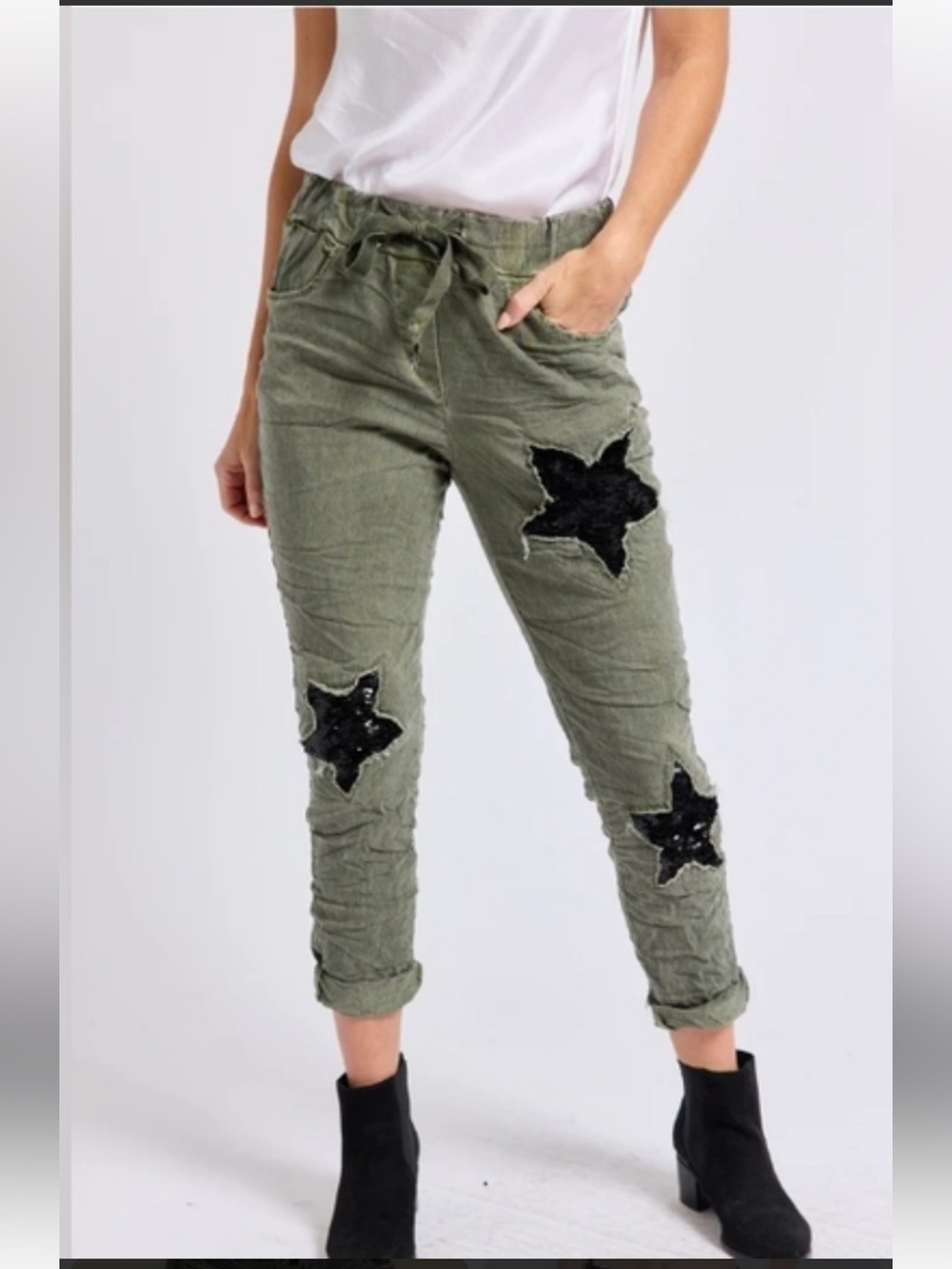 Olive Star Appliqué Cropped Drawstring Pants
